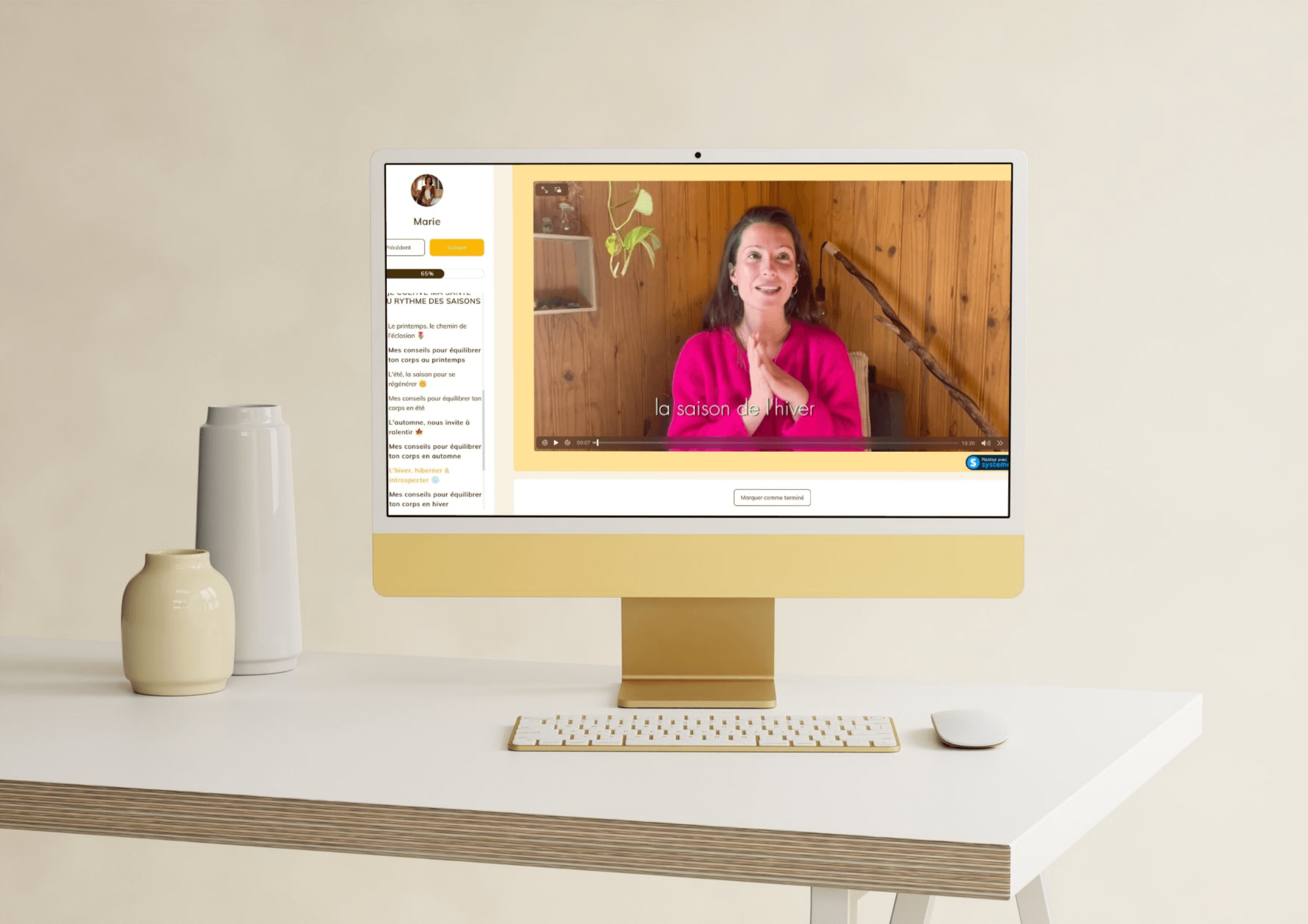 ordinateur Ordinateur de bureau montrant la plateforme en ligne Rayonner ensemble.