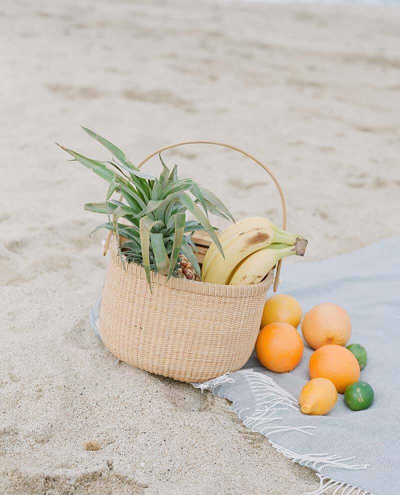 panier-fruits Panier de fruits vu de près sur la plage.