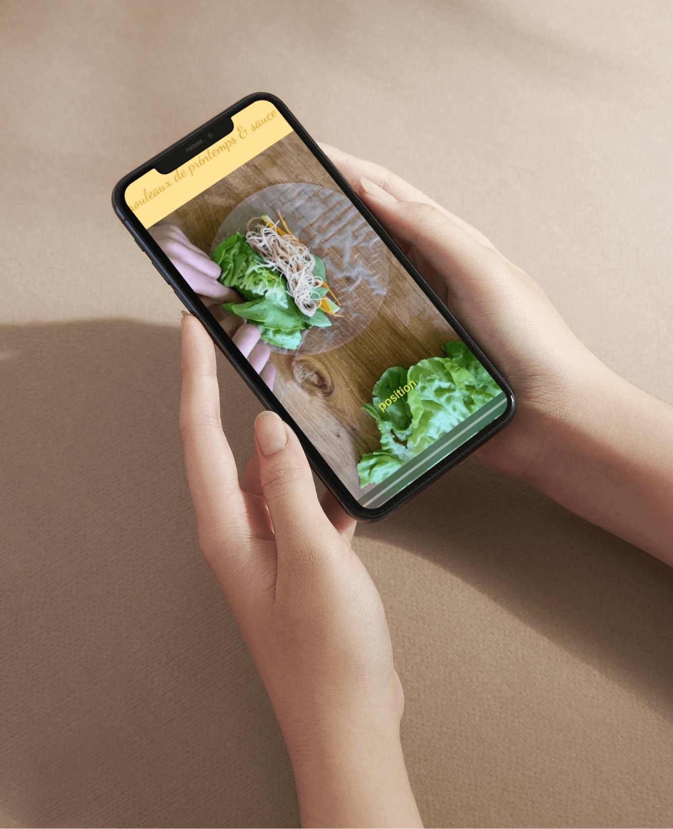 smartphone Smartphone tenu par deux mains montrant la plateforme Rayonner ensemble.